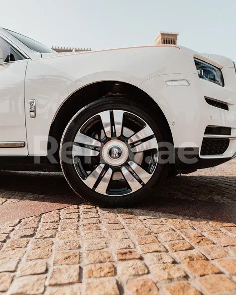 Blanc Rolls Royce Cullinan en location à Abu-Dhabi 1