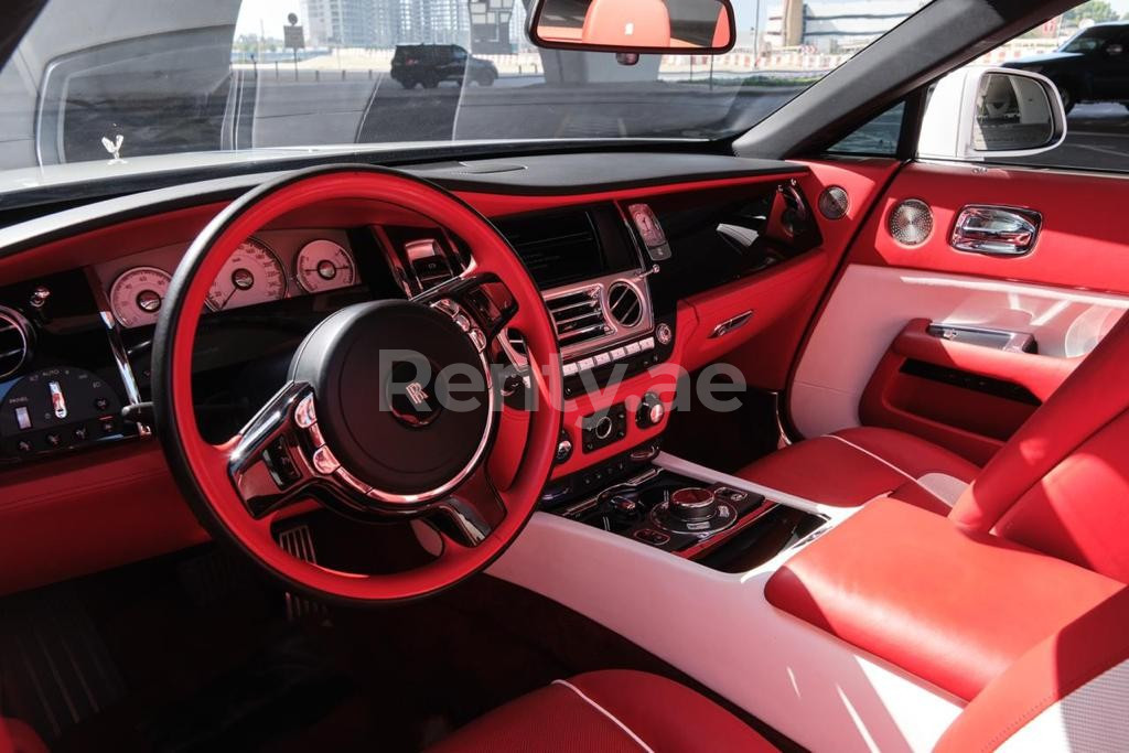 Blanco Rolls Royce Dawn Black Badge en alquiler en Sharjah 2