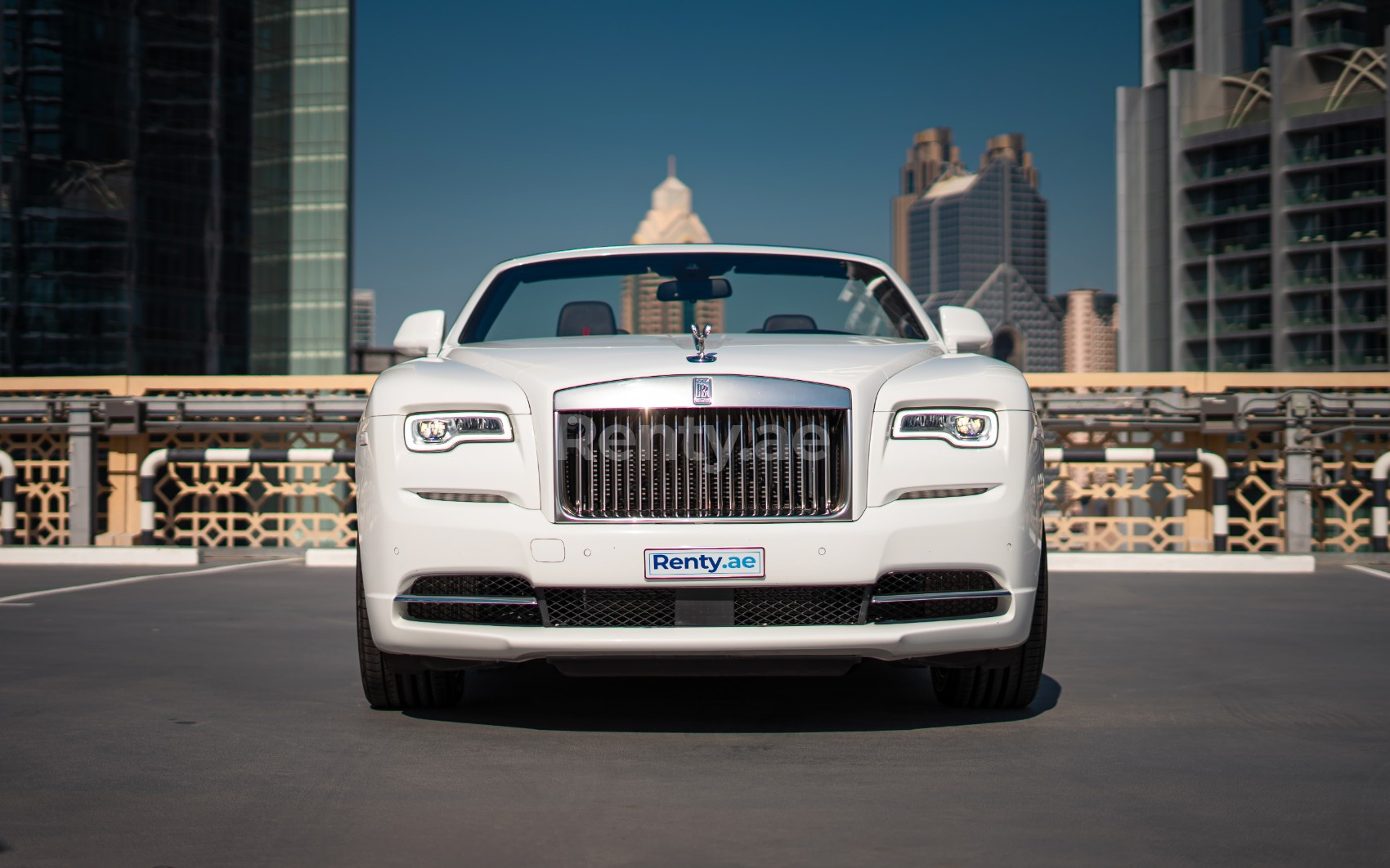 Blanc Rolls Royce Dawn en location à Abu-Dhabi 0