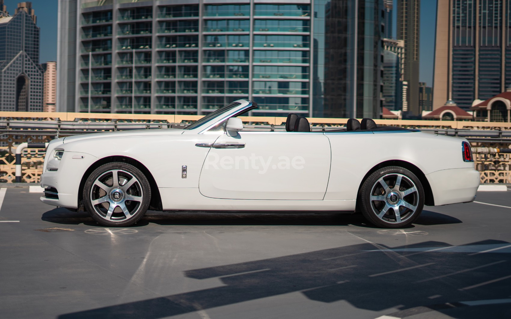 Blanco Rolls Royce Dawn en alquiler en Abu-Dhabi 1