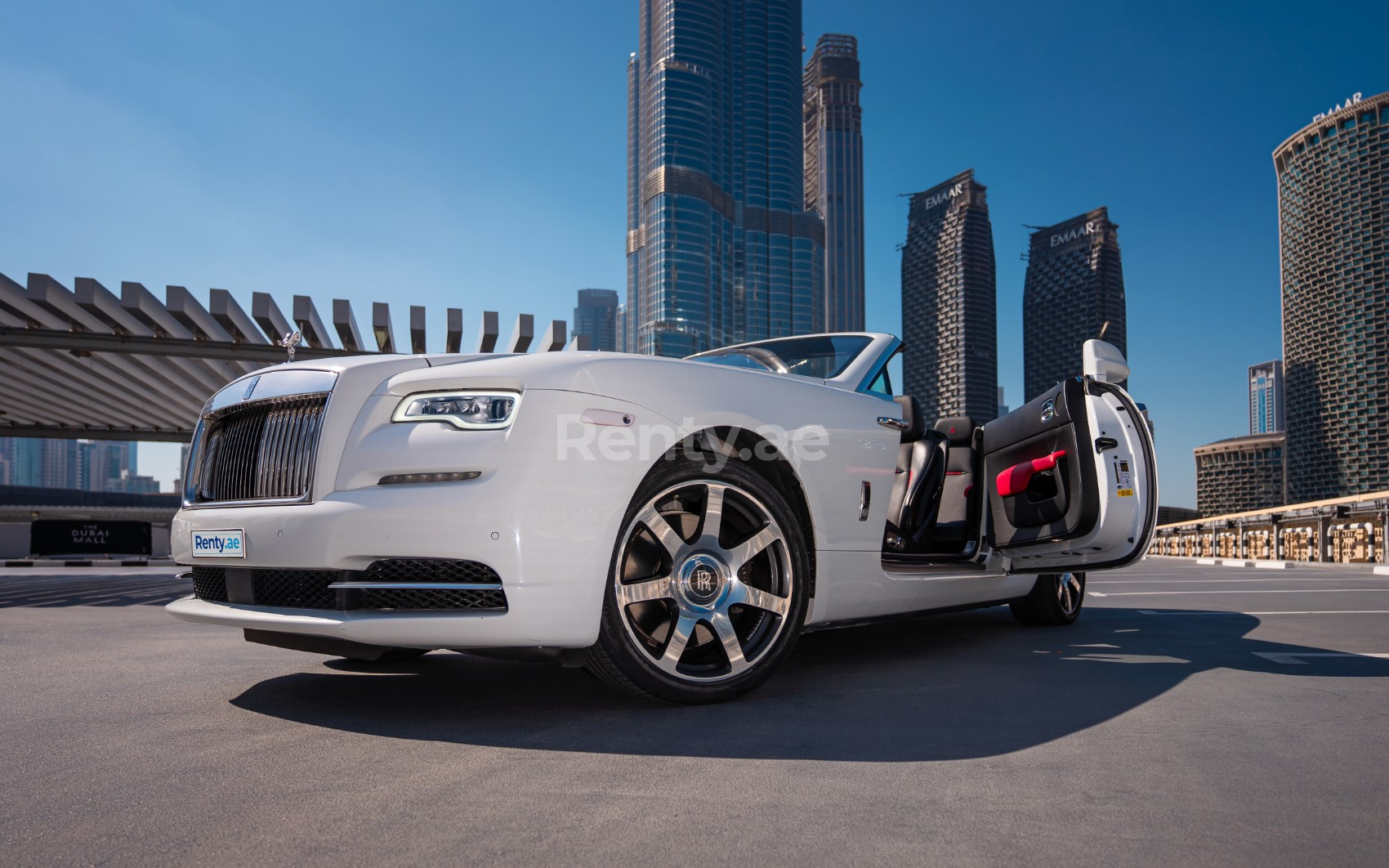 أبيض Rolls Royce Dawn للإيجار في الشارقة 3