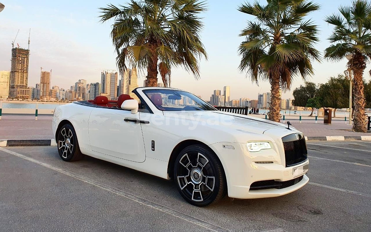 Blanc Rolls Royce Dawn en location à Dubai