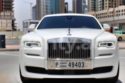 Weiß Rolls Royce Ghost zur Miete in Abu-Dhabi 1