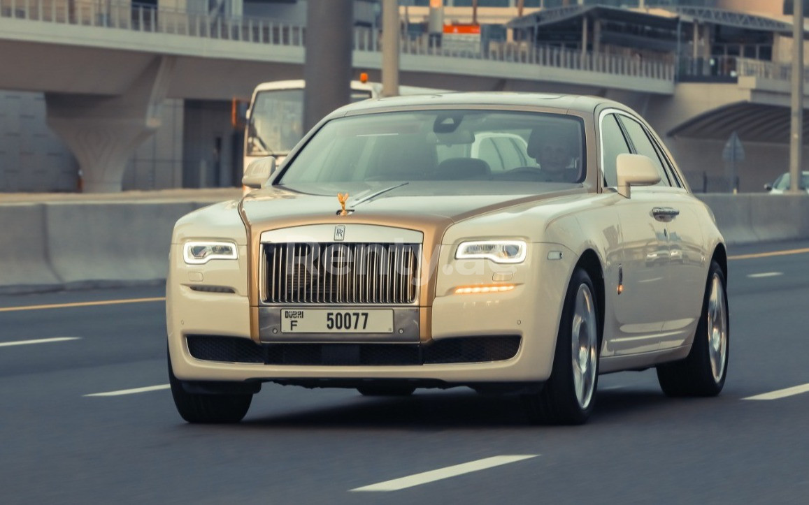 Blanc Rolls Royce Ghost en location à Abu-Dhabi