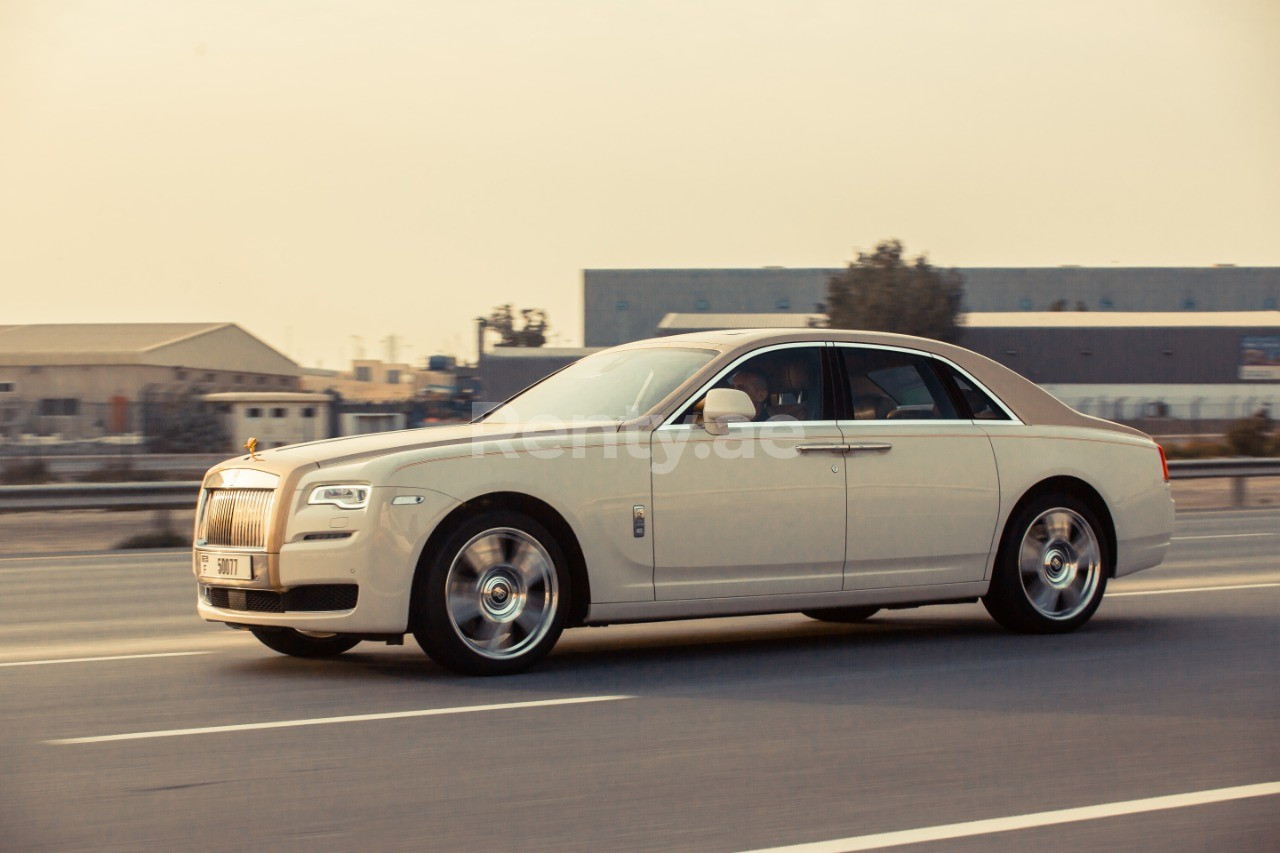 Blanc Rolls Royce Ghost en location à Sharjah 0