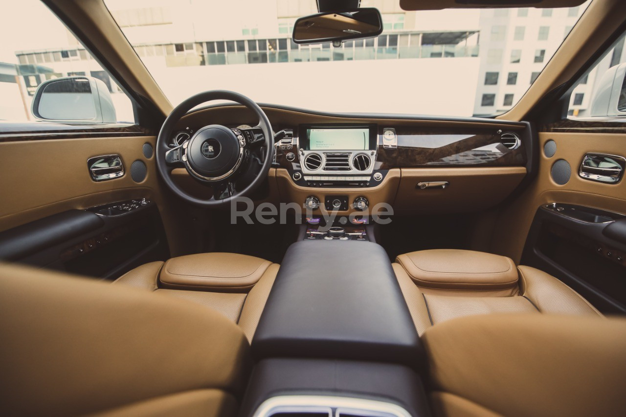 أبيض Rolls Royce Ghost للإيجار في دبي 1