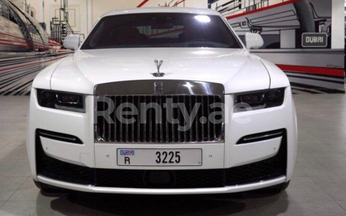 Blanco Rolls Royce Ghost en alquiler en Sharjah