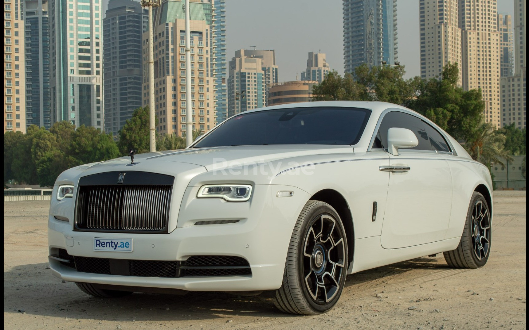 Blanc Rolls Royce Wraith- BLACK BADGE en location à Abu-Dhabi