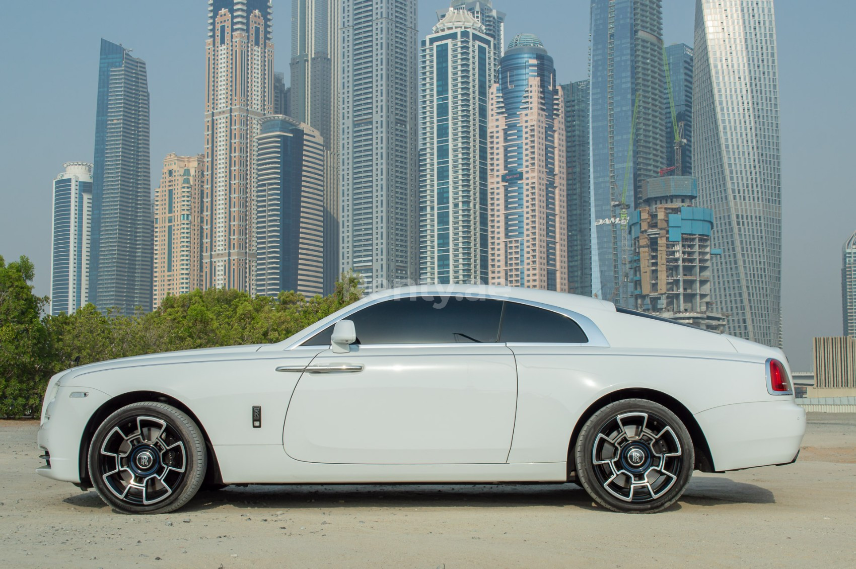 在迪拜租赁白色 Rolls Royce Wraith- BLACK BADGE 1