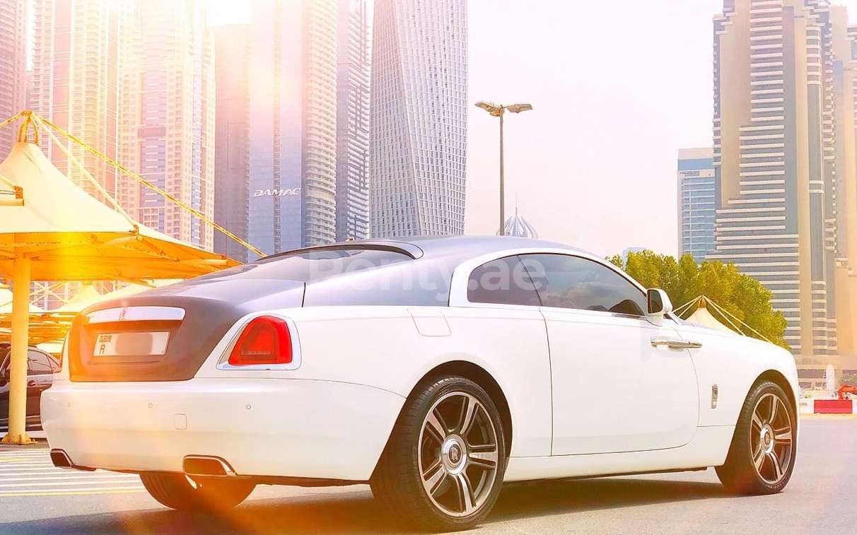 Blanc Rolls Royce Wraith en location à Dubai