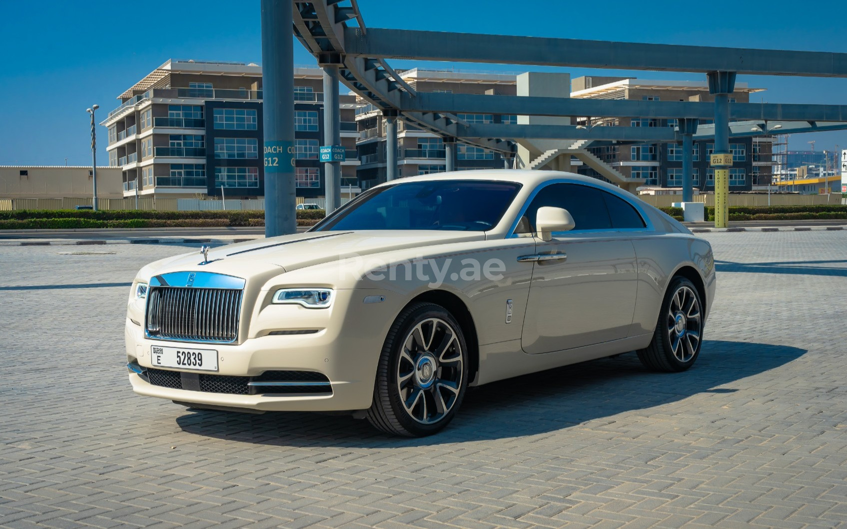 Blanc Rolls Royce Wraith en location à Abu-Dhabi