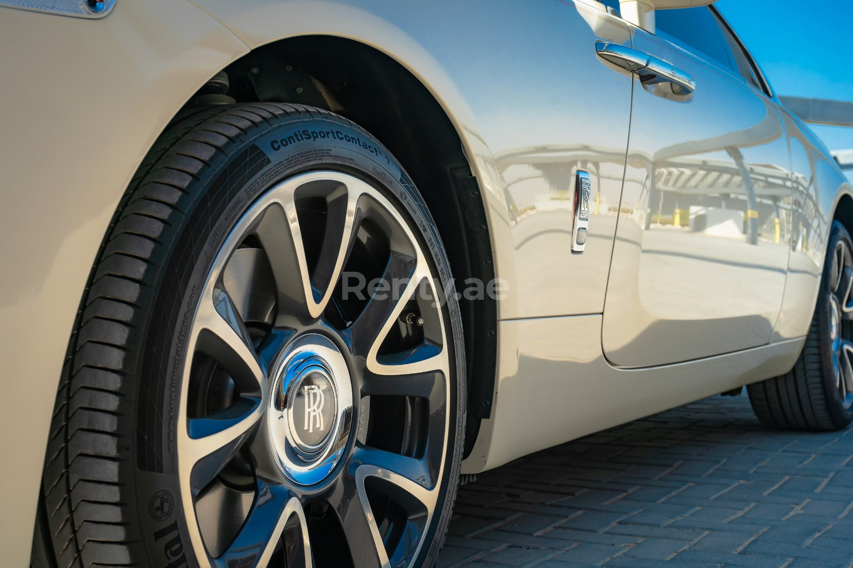 Blanco Rolls Royce Wraith en alquiler en Dubai 2