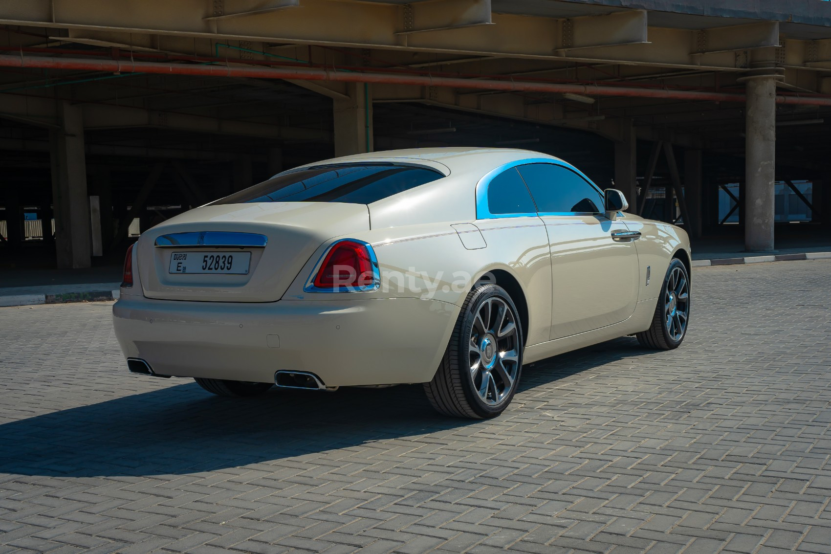 Blanco Rolls Royce Wraith en alquiler en Sharjah 3