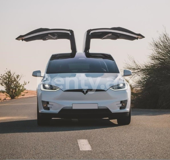 أبيض Tesla Model X للإيجار في دبي 1