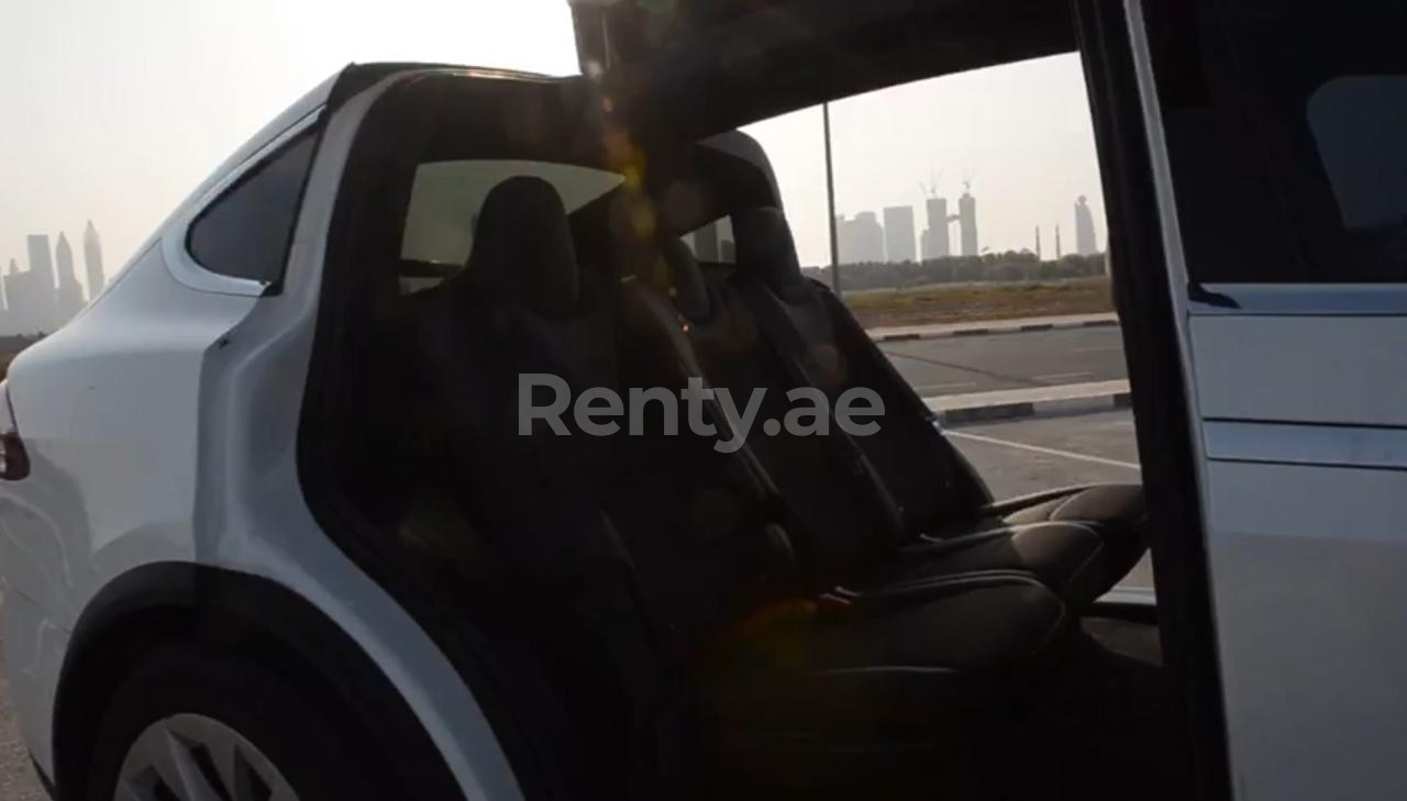 Blanc Tesla Model X en location à Dubai 2