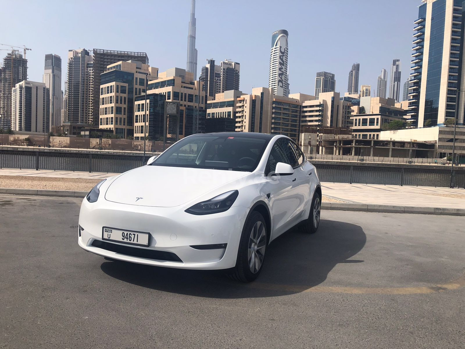 Blanc Tesla Model Y Long Range en location à Dubai 0