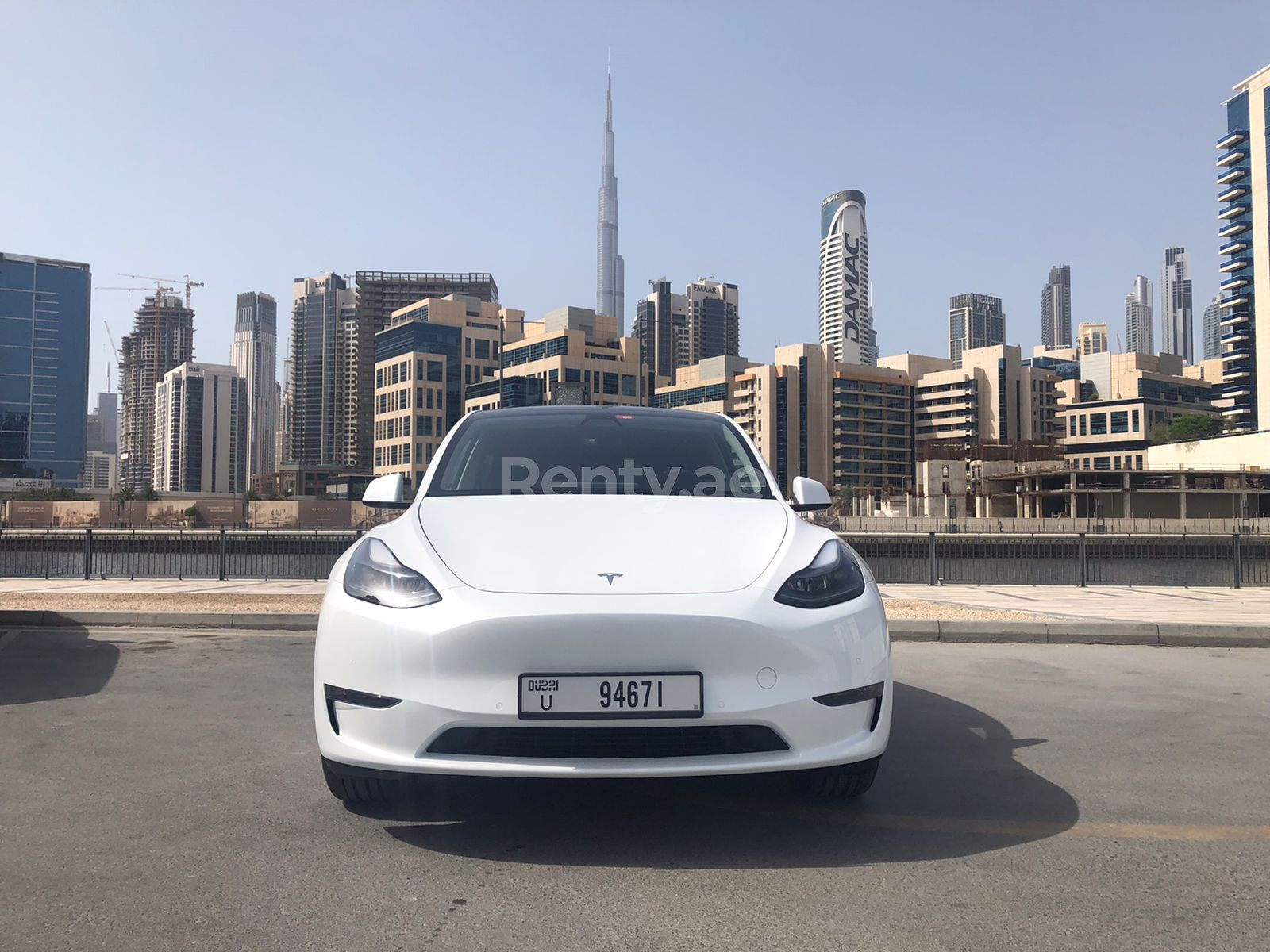 Weiß Tesla Model Y Long Range zur Miete in Abu-Dhabi 1