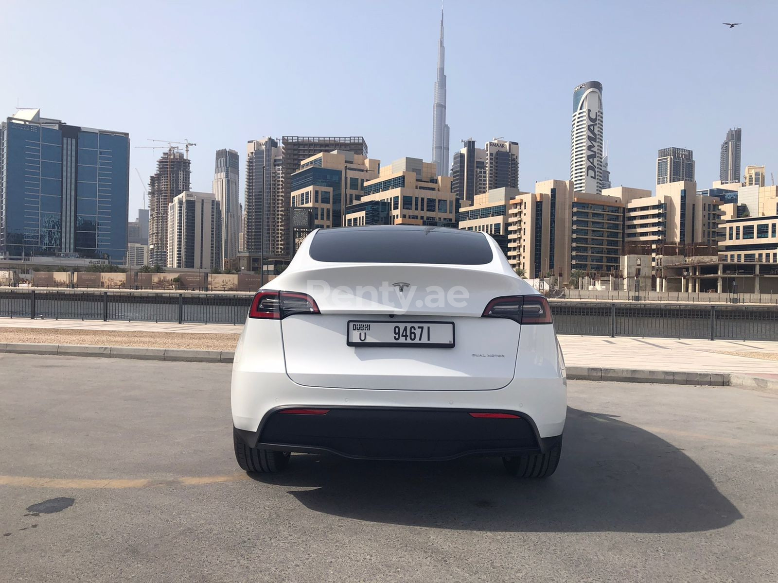 在迪拜租赁白色 Tesla Model Y Long Range 6