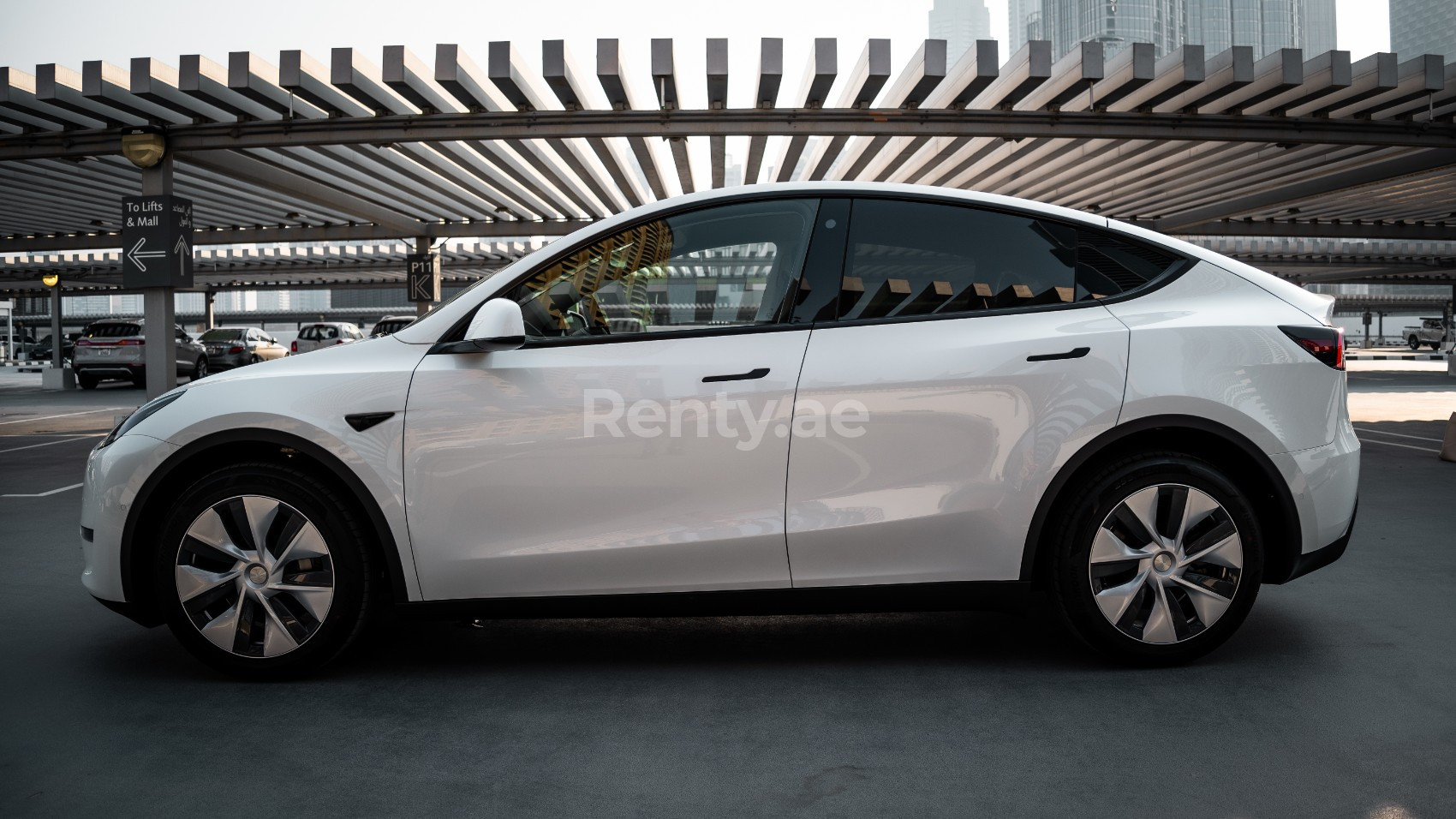 Blanc Tesla Model Y Long Range en location à Sharjah 0