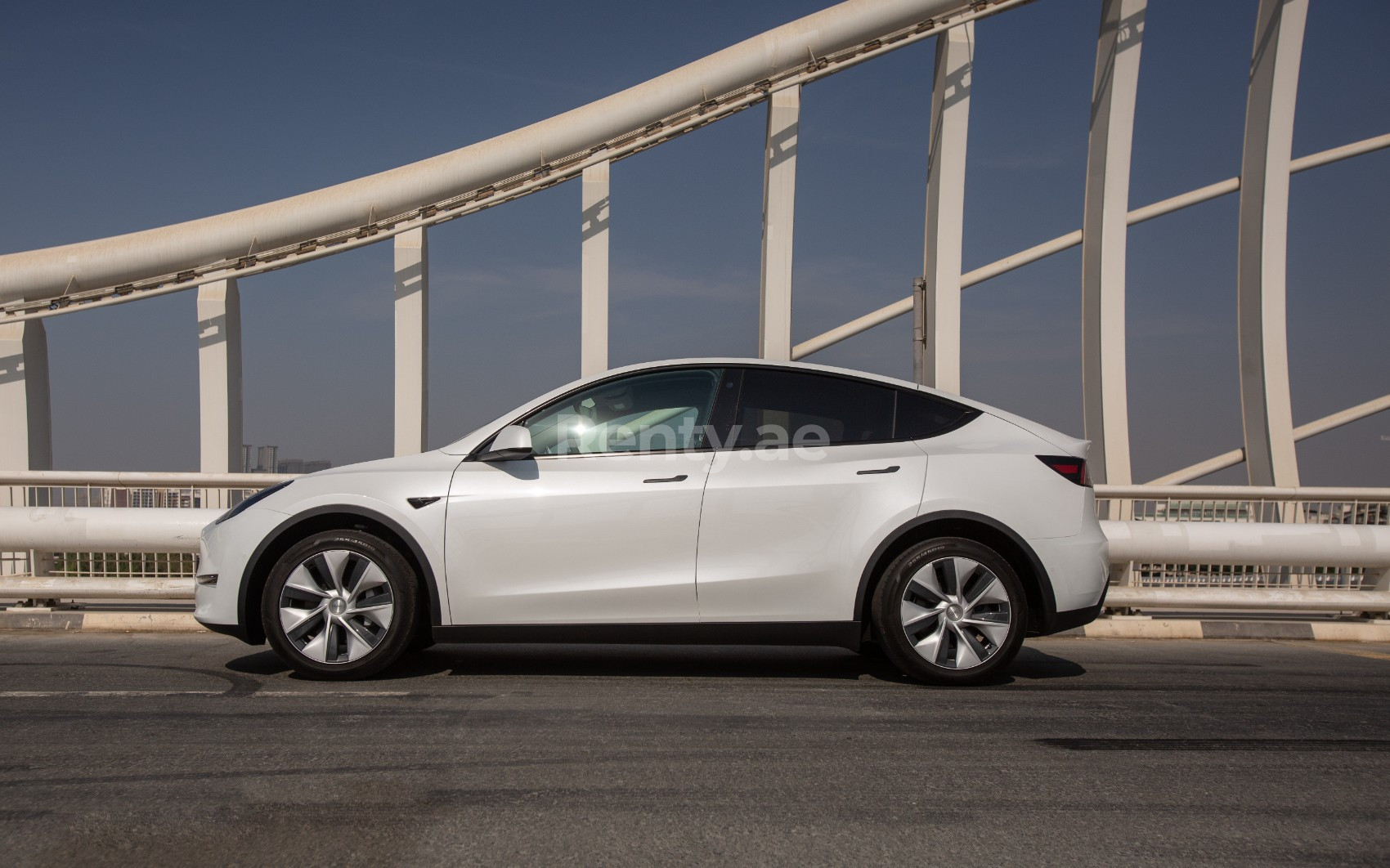 Weiß Tesla Model Y Long Range zur Miete in Dubai 1