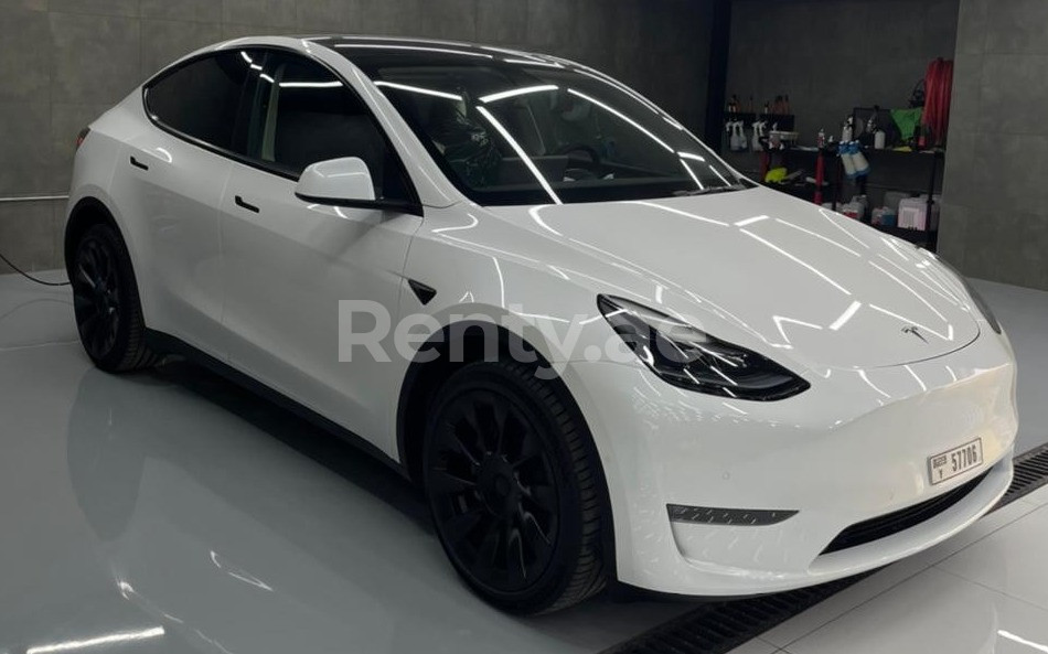 Weiß Tesla Model Y Long Range zur Miete in Dubai