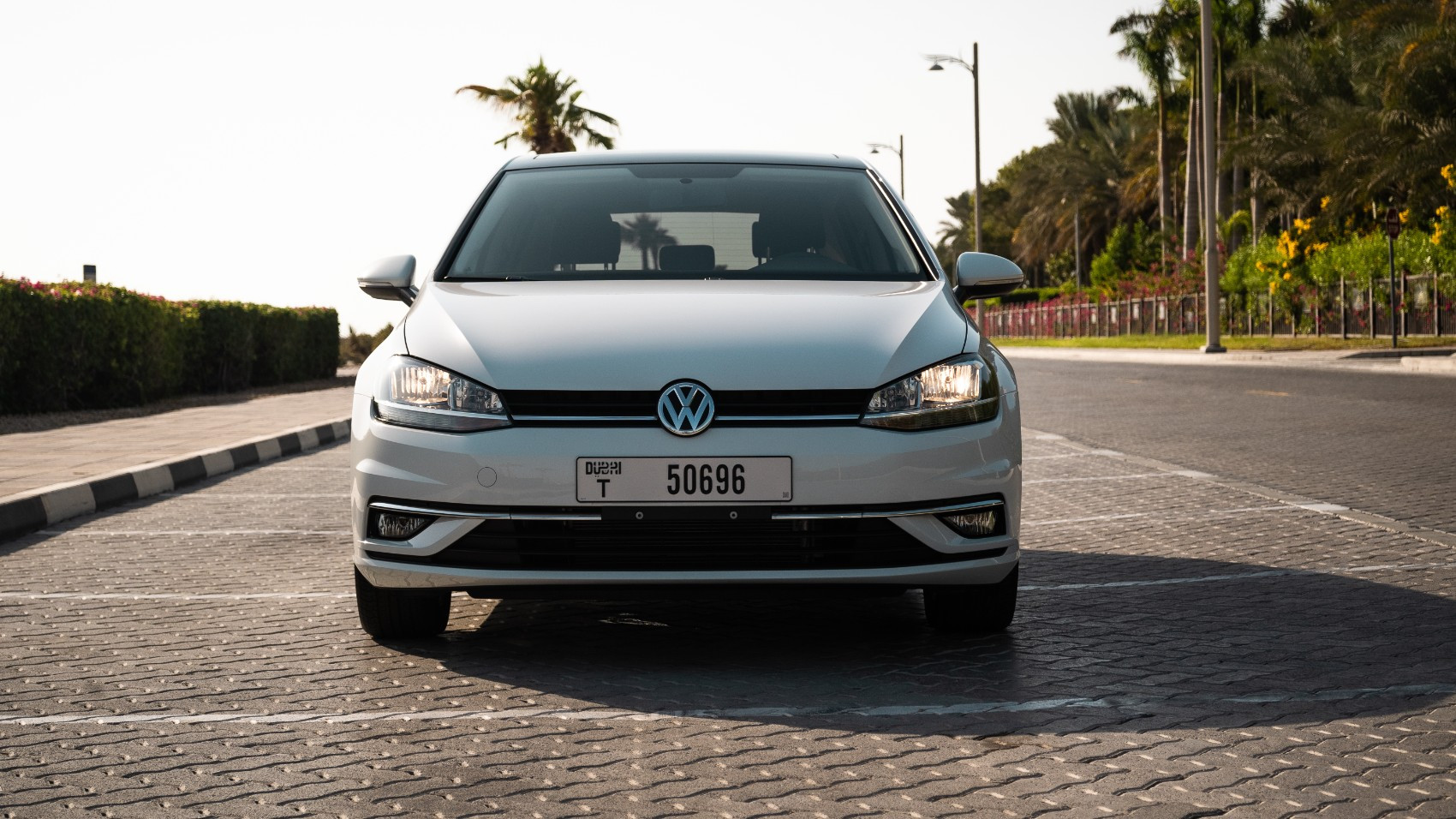 Bianca Volkswagen Golf in affitto a Dubai 0