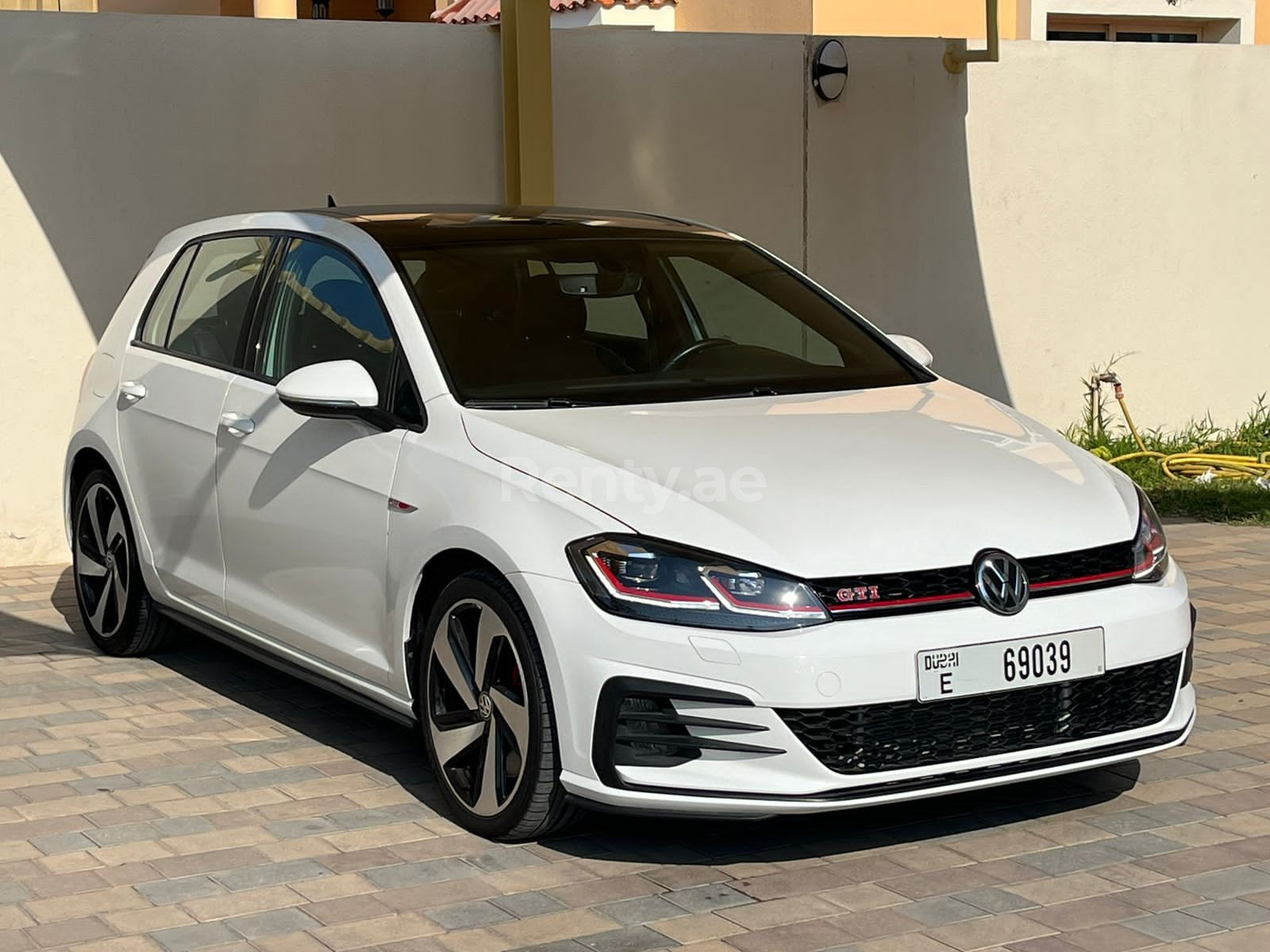 Blanc Volkswagen Golf GTI en location à Dubai 0