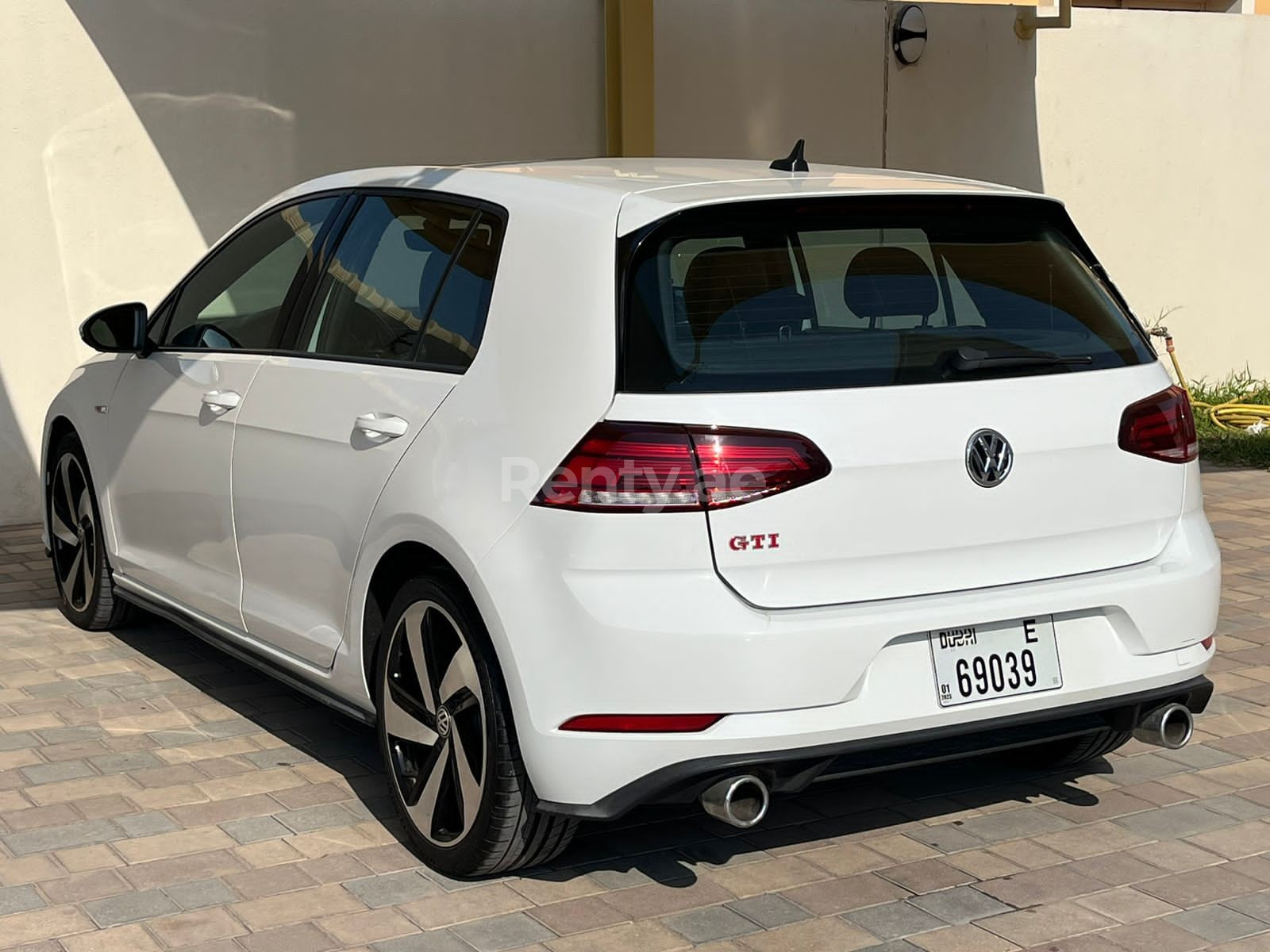 Weiß Volkswagen Golf GTI zur Miete in Sharjah 6