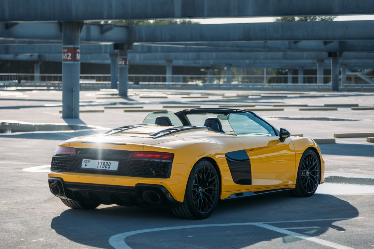 الأصفر Audi R8 V10 Spyder للإيجار في الشارقة 1