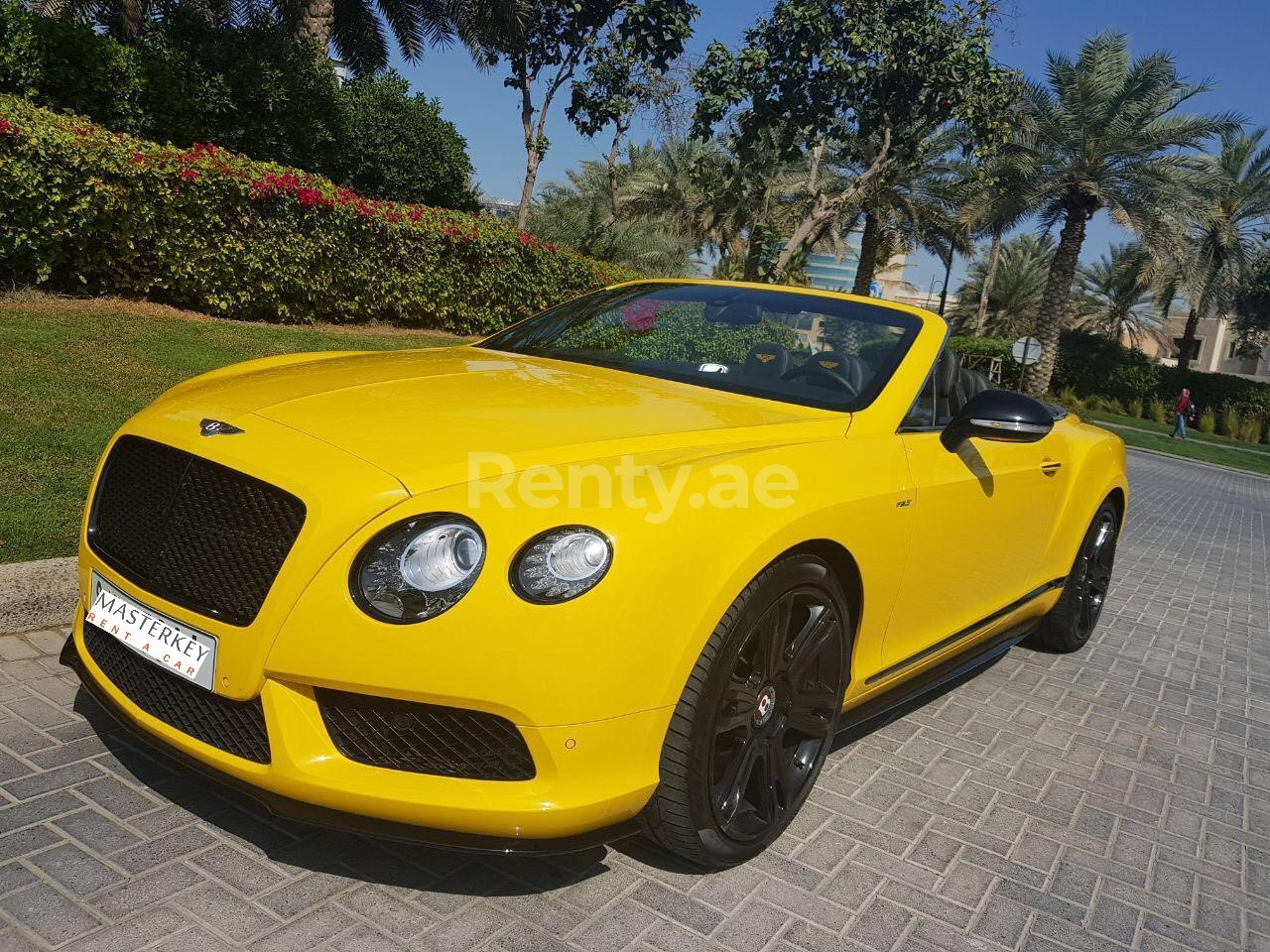 Giallo Bentley Continental GTC in affitto a Dubai 0