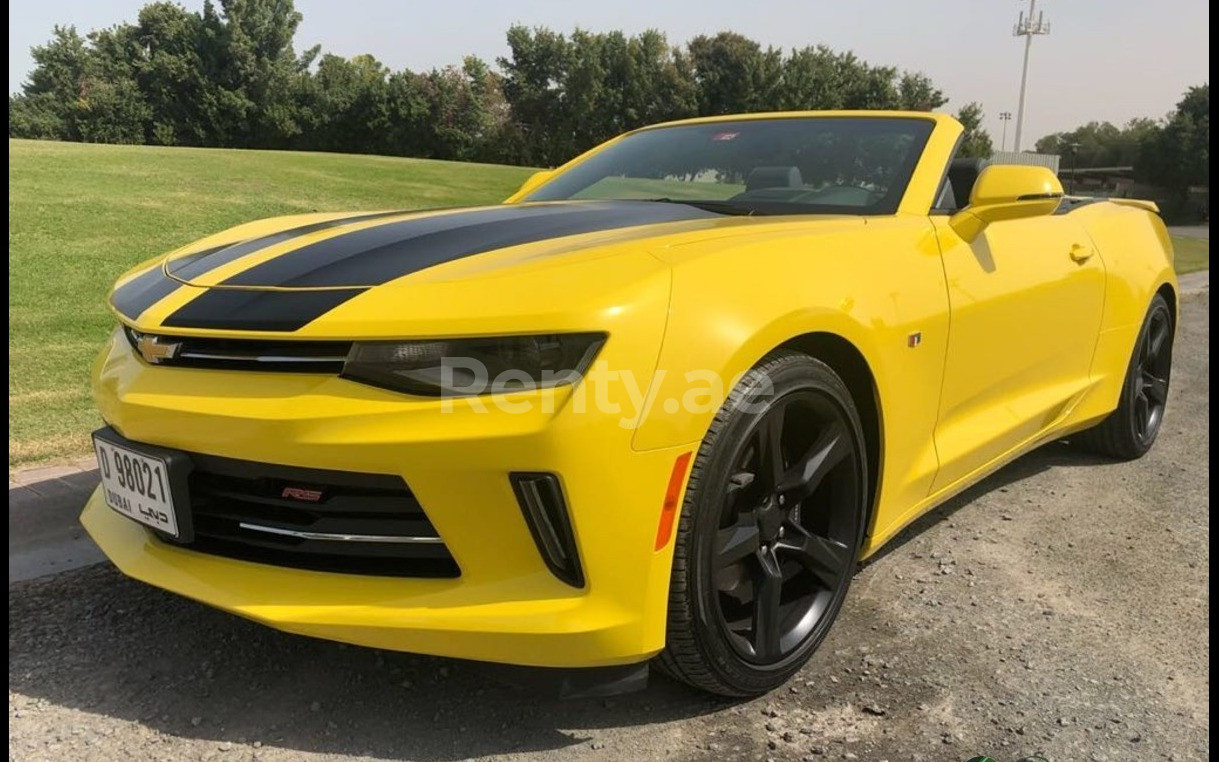 Amarillo Chevrolet Camaro en alquiler en Abu-Dhabi