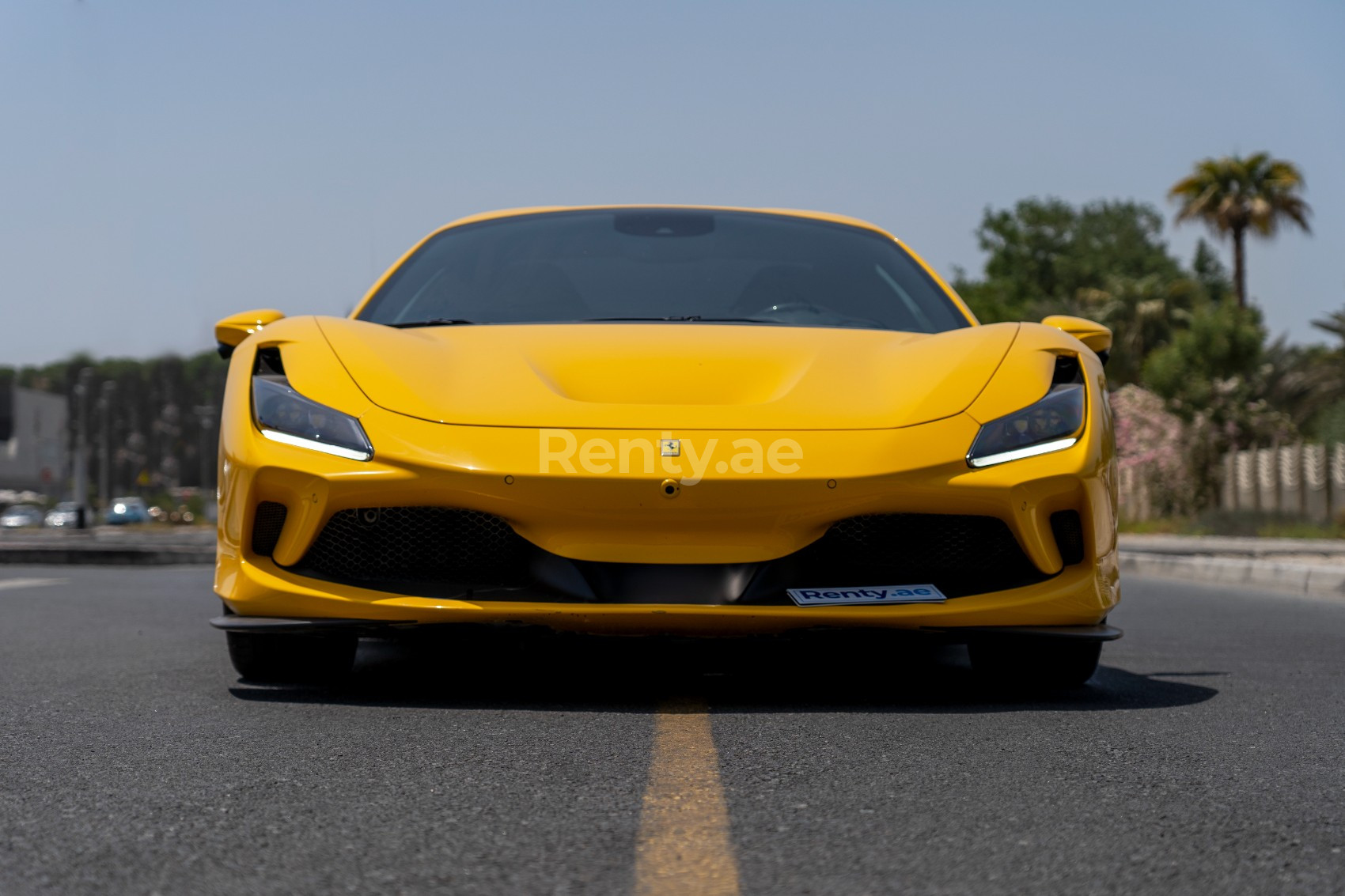 Jaune Ferrari F8 Tributo Spyder en location à Abu-Dhabi 2