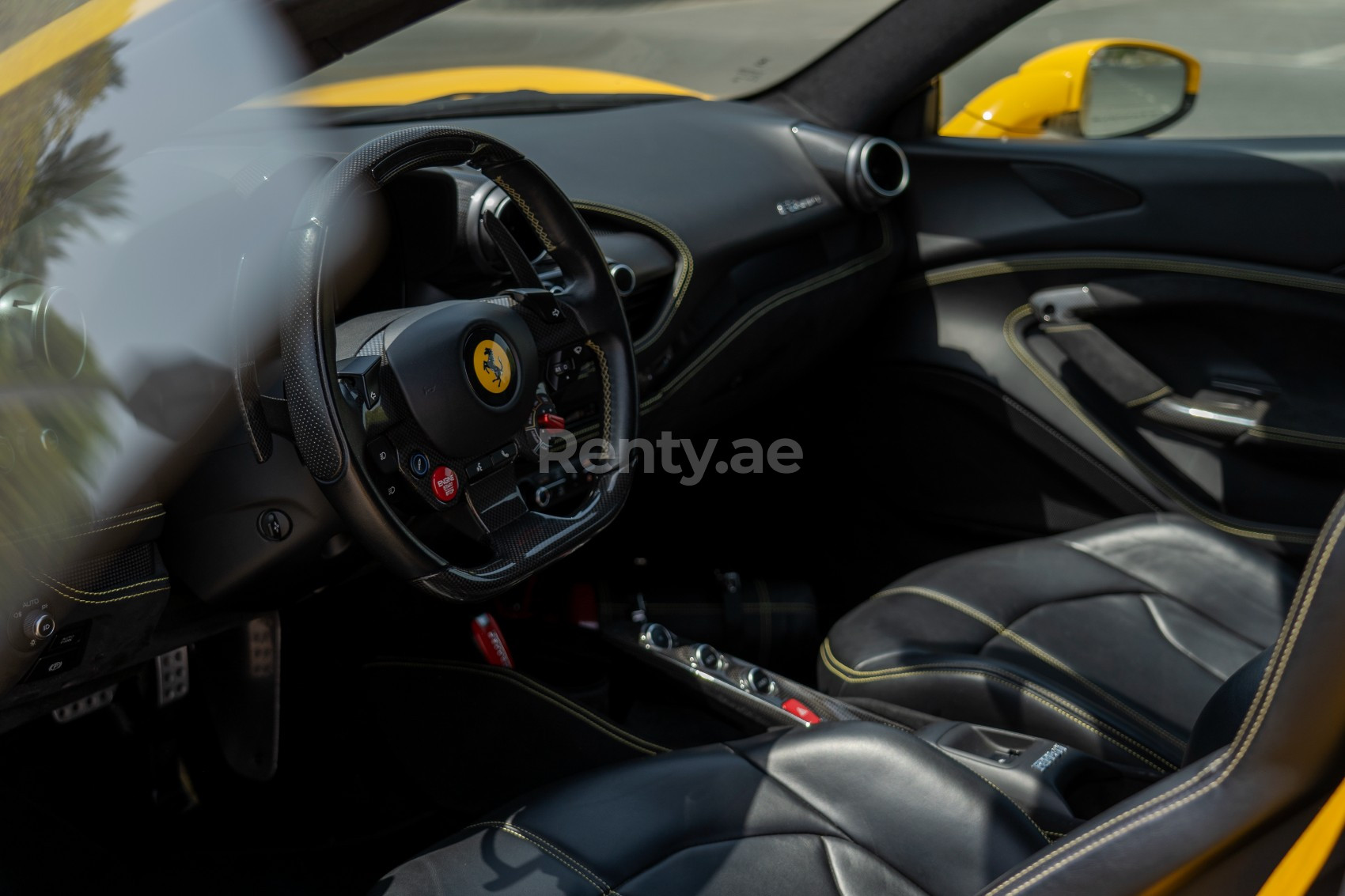 Jaune Ferrari F8 Tributo Spyder en location à Dubai 5