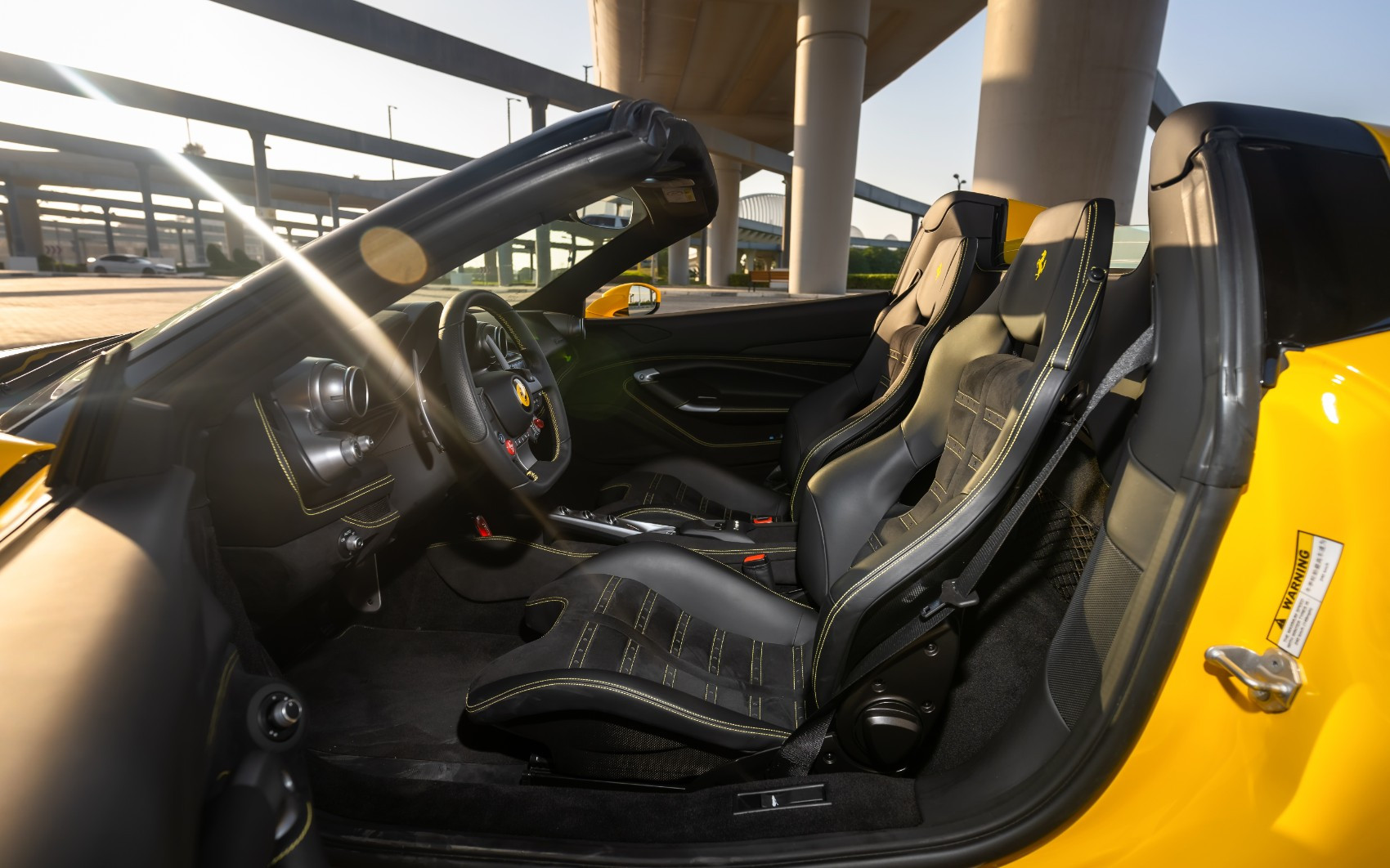 Jaune Ferrari F8 Tributo Spyder en location à Abu-Dhabi 5