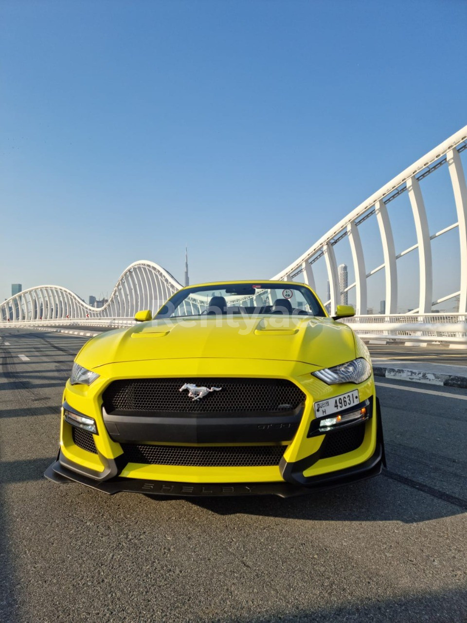 Amarillo Ford Mustang Eco Boost cabrio en alquiler en Dubai 1