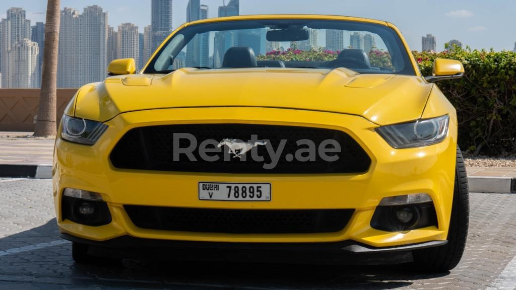 Jaune Ford Mustang GT convert. en location à Sharjah 0