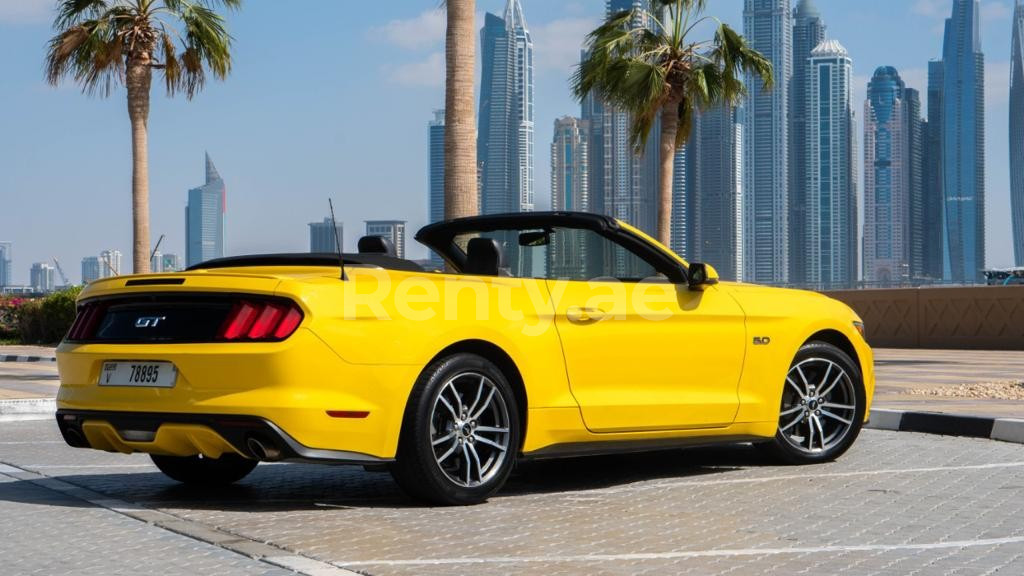 Giallo Ford Mustang GT convert. in affitto a Dubai 2