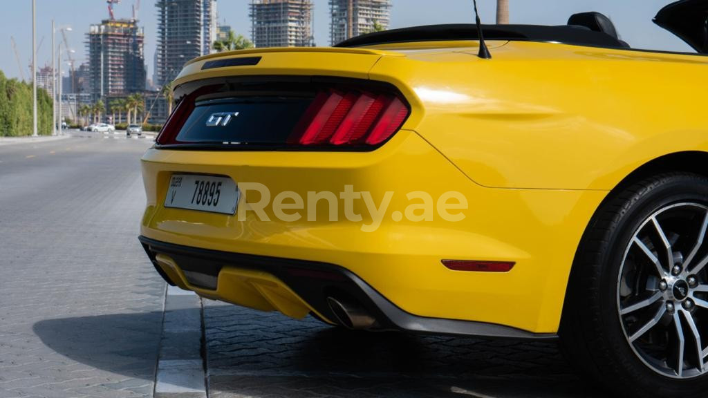 Gelb Ford Mustang GT convert. zur Miete in Dubai 3