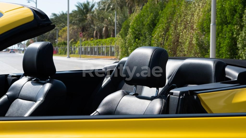 Jaune Ford Mustang GT convert. en location à Abu-Dhabi 5