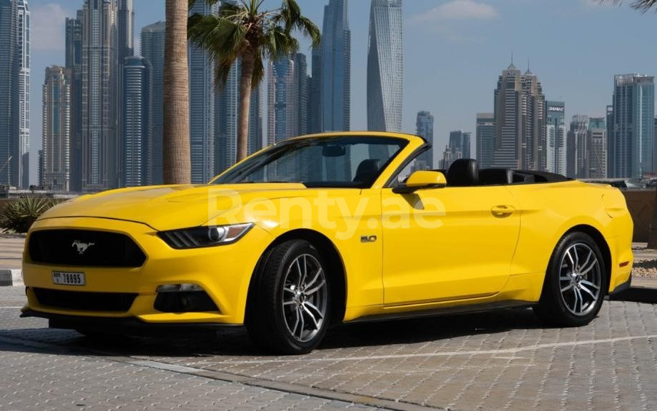 Gelb Ford Mustang GT convert. zur Miete in Dubai