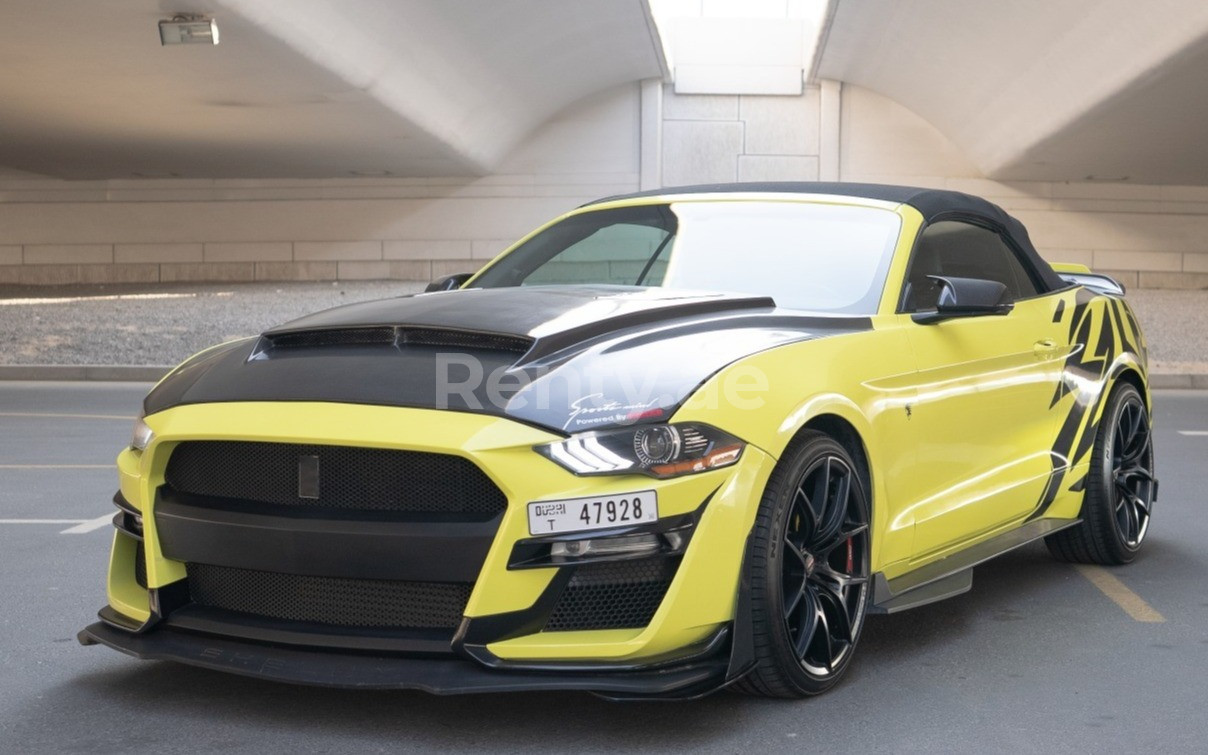 Jaune Ford Mustang en location à Dubai