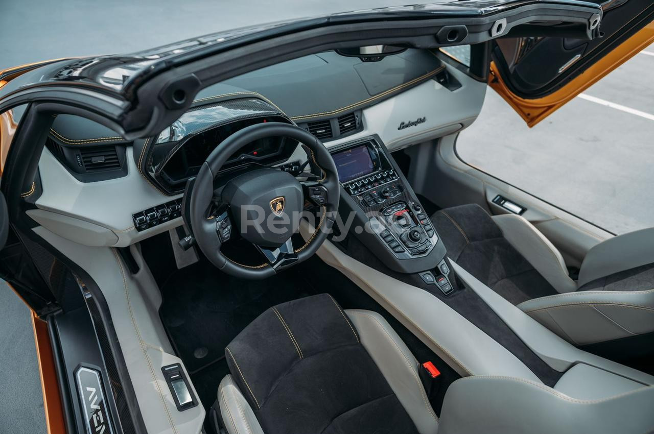 Gelb Lamborghini Aventador Roadster zur Miete in Abu-Dhabi 3