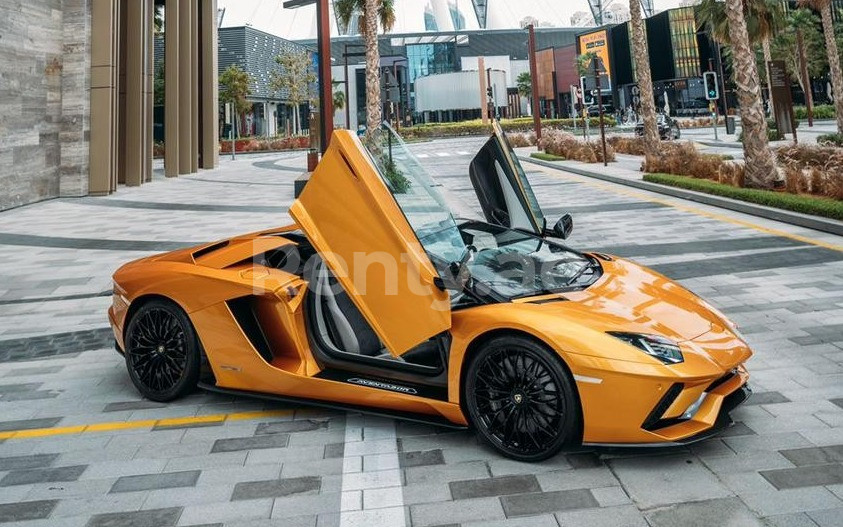 الأصفر Lamborghini Aventador Roadster للإيجار في دبي