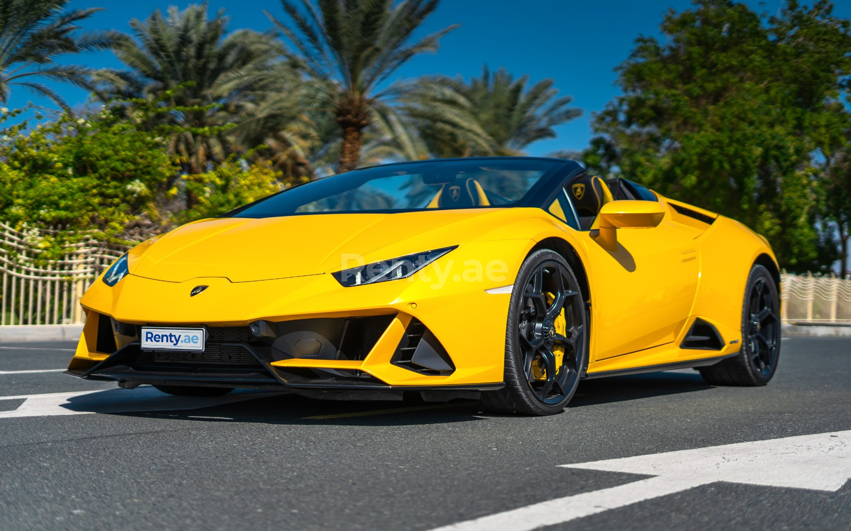 Giallo Lamborghini Evo Spyder in affitto a Sharjah 0