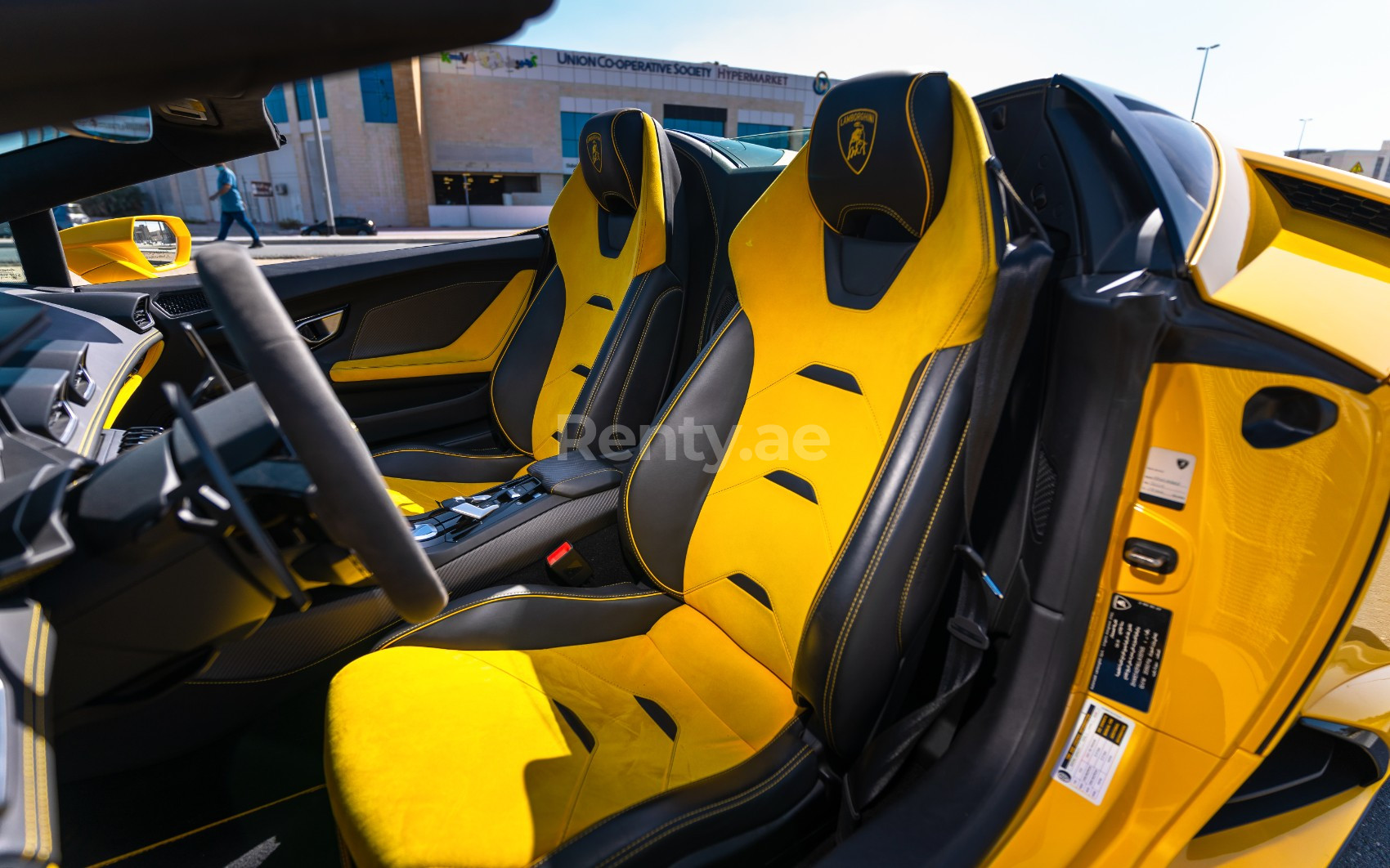 Amarillo Lamborghini Evo Spyder en alquiler en Abu-Dhabi 4