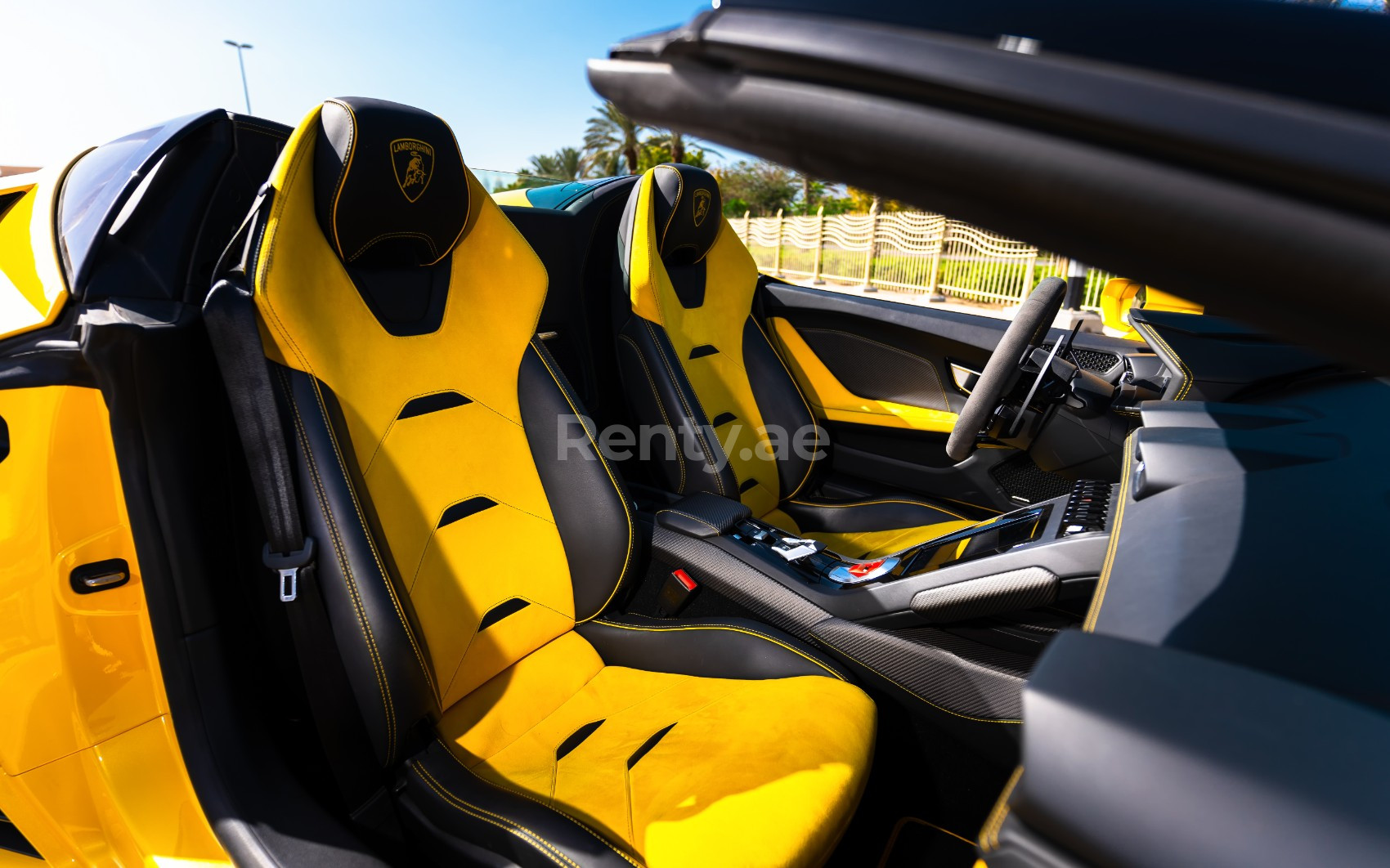 Gelb Lamborghini Evo Spyder zur Miete in Abu-Dhabi 5