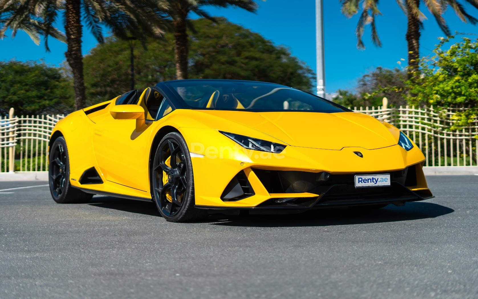 الأصفر Lamborghini Evo Spyder للإيجار في أبو ظبي