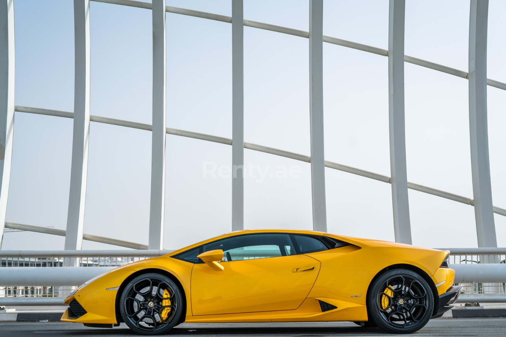 الأصفر Lamborghini Huracan Coupe للإيجار في دبي 2