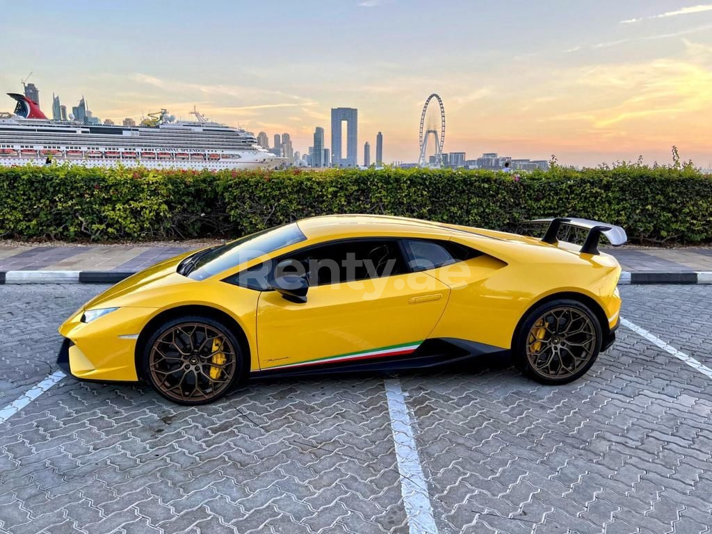 在阿布扎比租赁黄色 Lamborghini Huracan Performante 4