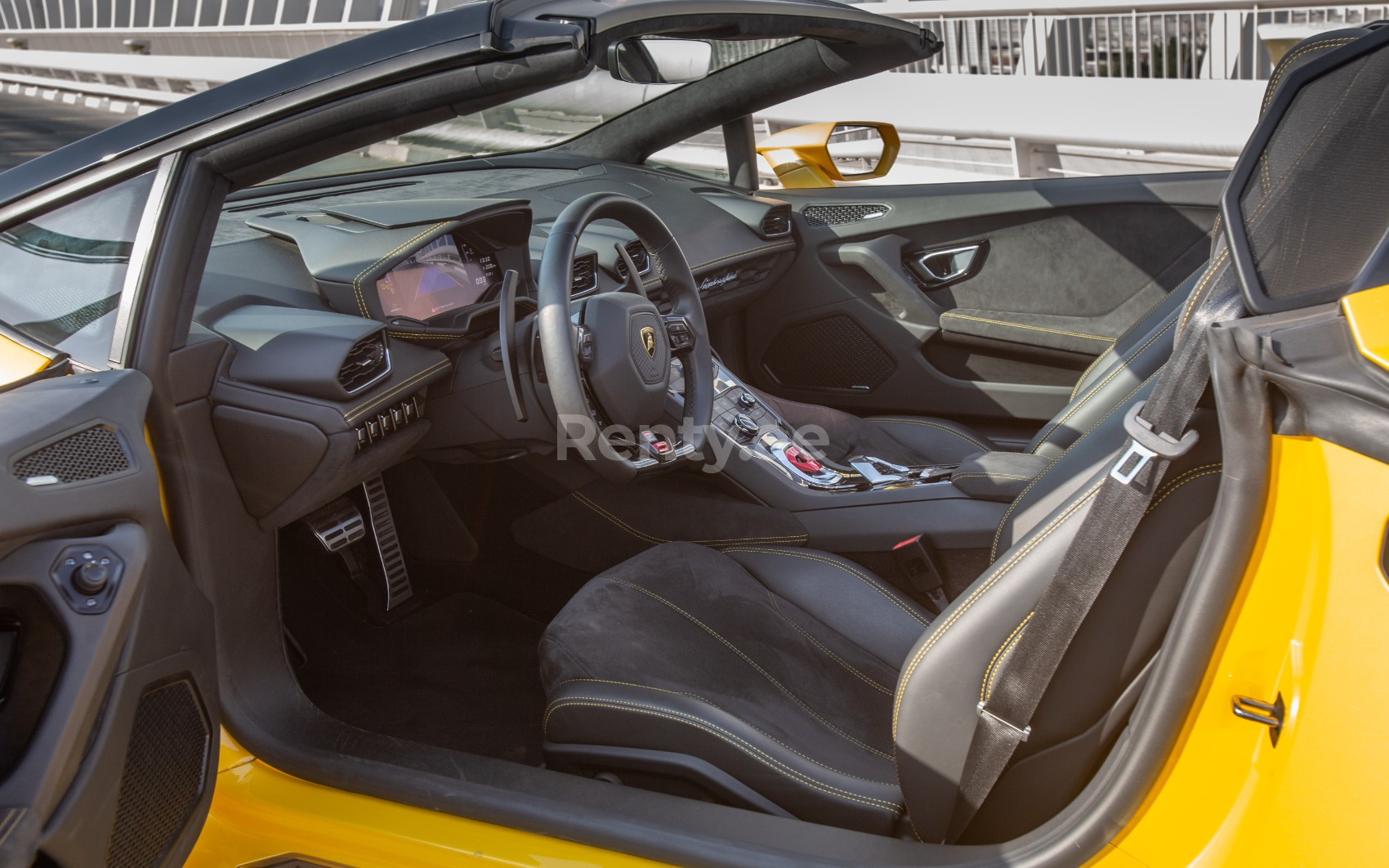 الأصفر Lamborghini Huracan Spyder للإيجار في أبو ظبي 6